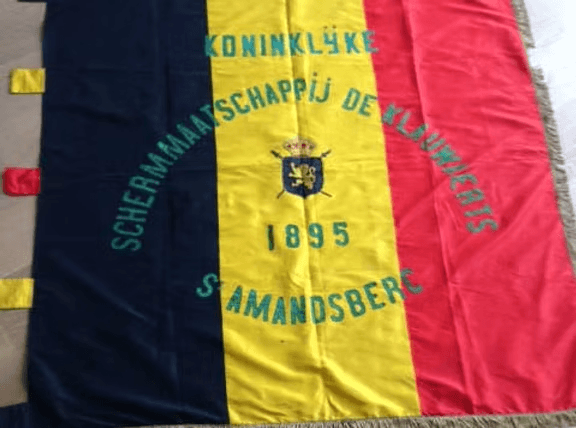 Vlag en wapenschild van Schermgilde de Klauwaerts